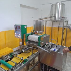 Automatische Mittelwand-Produktionslinie 15–20 kg/h mit 250 L Doppelmantel-Wachsschmelzbehälter und Plattform