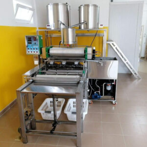 Automatische Mittelwand-Produktionslinie 40–50 kg/h mit 2 × 300 L Doppelmantel-Wachsschmelzbehältern und Plattform